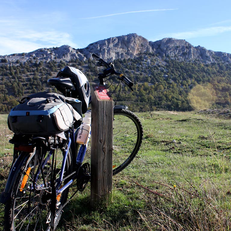 Paisaje en las proximidades de Santo Domingo de Silos, en la provincia de Burgos. En bici no olvides el casco: legalmente es obligatorio para los adultos en todos los tramos de carretera fuera de la ciudad y para los menores de 16 años es obligatorio en todo momento / ALC.