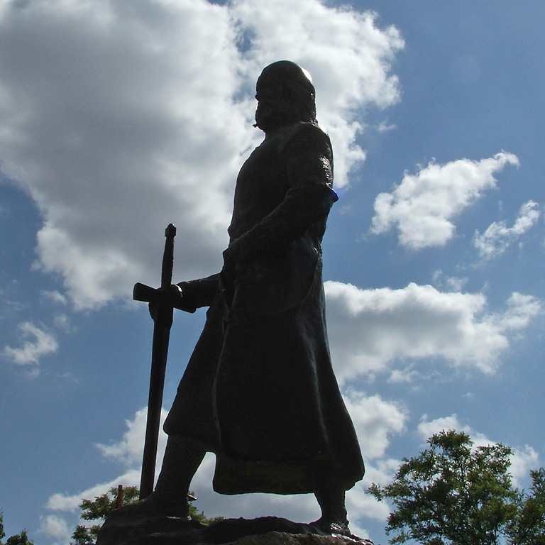 Una estatua del Cid en la localidad turolense de El Poyo del Cid recuerda la importancia estratégica que otorga el Cantar de mío Cid a esta población, ya que desde aquí lanzaba ataques y algaras por los territorios circundantes / ALC.