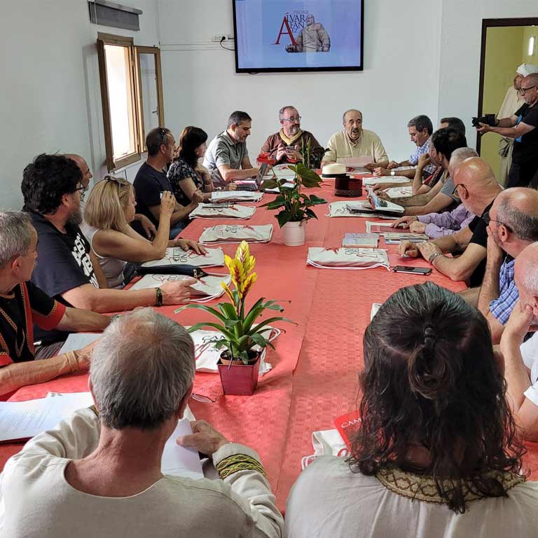 Un momento de la reunión en la que el presidente de la Diputación de Teruel da la bienvenida a los asistentes