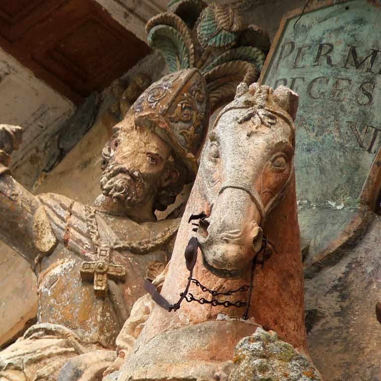 Estatua del Cid en plan "Santiago Matamoros", en la fachada del Monasterio de San Pedro de Cardeña, en Burgos / ALC.