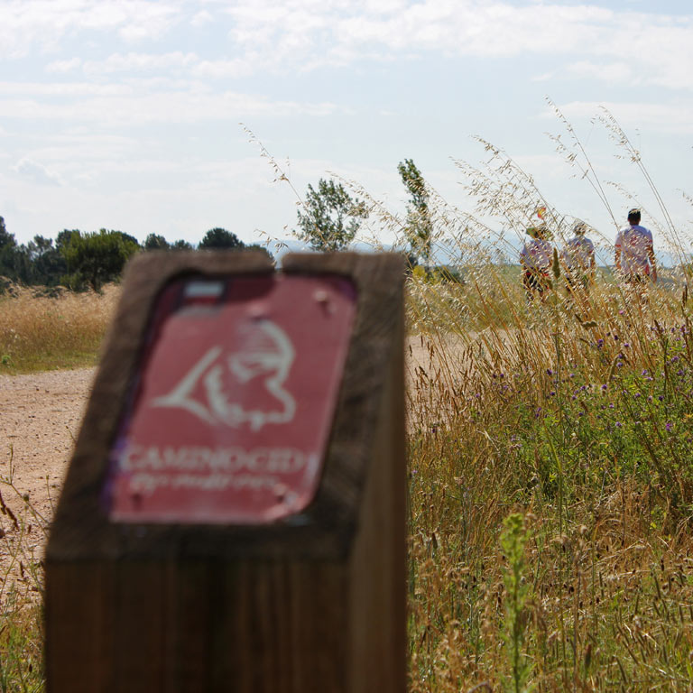 Baliza senderista del Camino del Cid. Respeta la señalización que te encuentres: dañar, tirar o cambiar una señal significa que los que vayan detrás de ti podrían perderse / ALC.