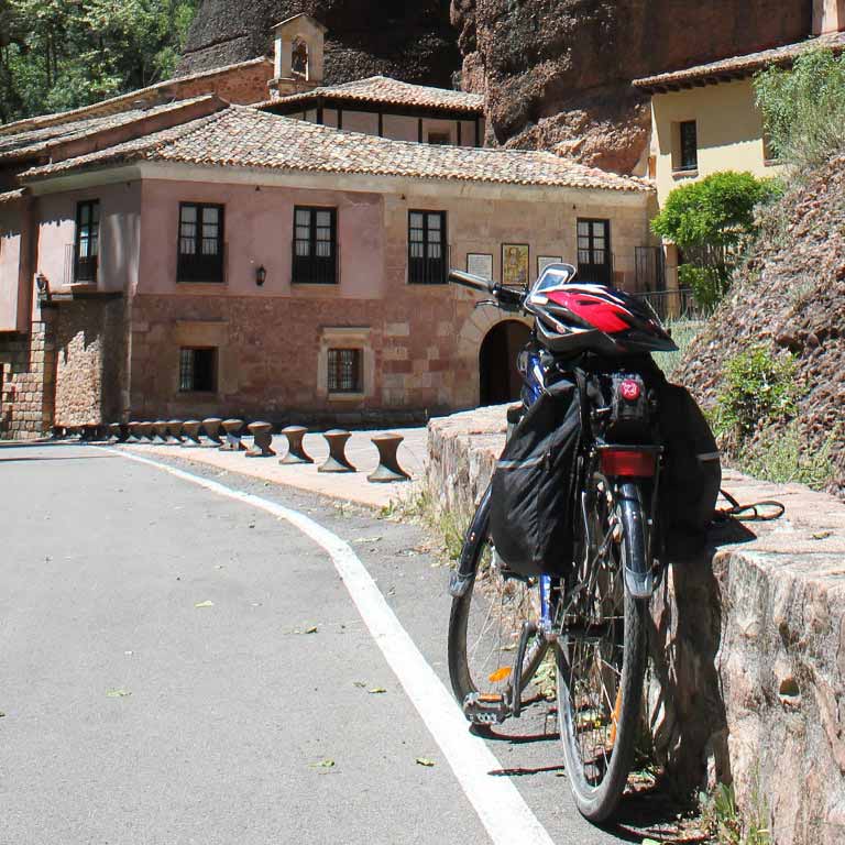 El cicloturismo por carretera es un medio magnífico para conocer el Camino del Cid / ALC.