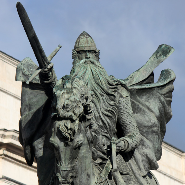 El Cantar de mío Cid fue escrito un siglo después de la muerte del Cid, y mezcla hechos reales con otros inventados para dar lugar a un personaje literario muy potente: el Cid Campeador que ha llegado a nuestros días. En la imagen: la estatua más fotografiada de la ciudad de Burgos es esta del Cid, obra del escultor Juan Cristóbal / ALC.