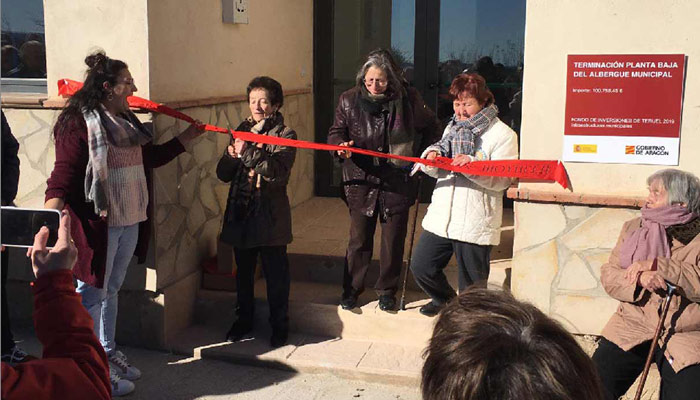 Avelina, Eulalia y Margarita, las tres vecinas de Monforte de Moyuela encargadas de cortar la cinta de inauguración del albergue