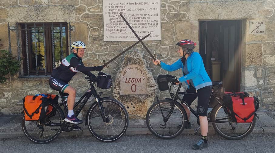 Blanca Fernández, a la derecha de la imagen, junto a su amiga Mariaje antes de comenzar el Camino del Cid en Vivar del Cid (Burgos)