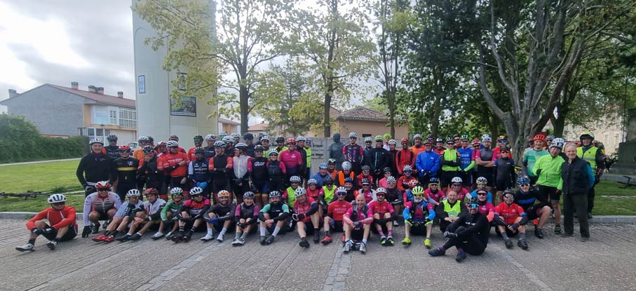 Los participantes en la Marcha Cicloturista de Bomberos en Vivar del Cid (Burgos)