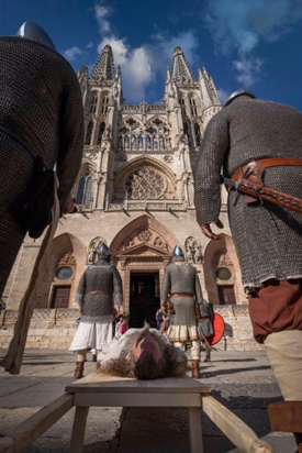 Un momento del cortejo fúnebre que precede a la representación de "La noche en la que murió el Cid"