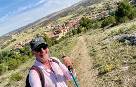 El periodista Carlos Herrera en el Camino del Cid con Santo Domingo de Silos al fondo