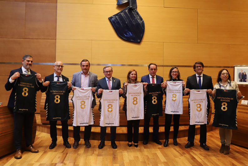 Los representantes de las diputaciones provinciales con la camiseta del Club de Baloncesto Babieca 