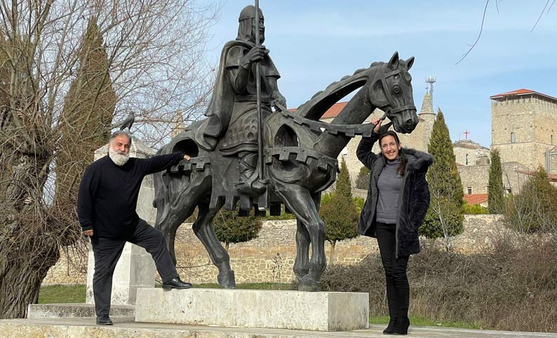 El periodista Javier Pérez Andrés junto a Lidia Arribas, alcaldesa de Caleruega, Burgos. Foto: El Arcón