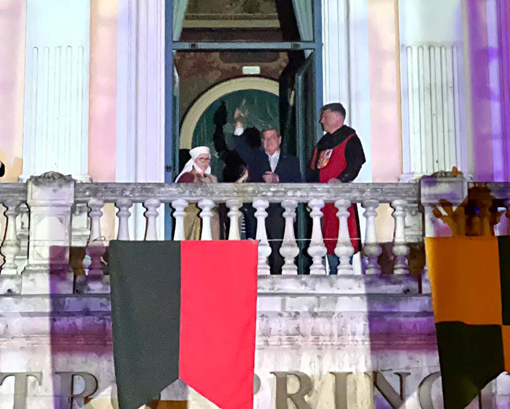 El presidente de la Diputación de Burgos tras recoger el galardón (Foto: Burgos Cidiano)