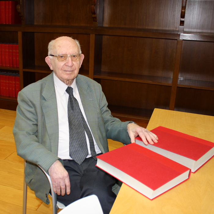 Gonzalo Martínez Díez en la Biblioteca del Monasterio de San Agustín de Burgos