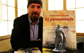 Joaquín Gaitano con su libro "El Salvoconducto"