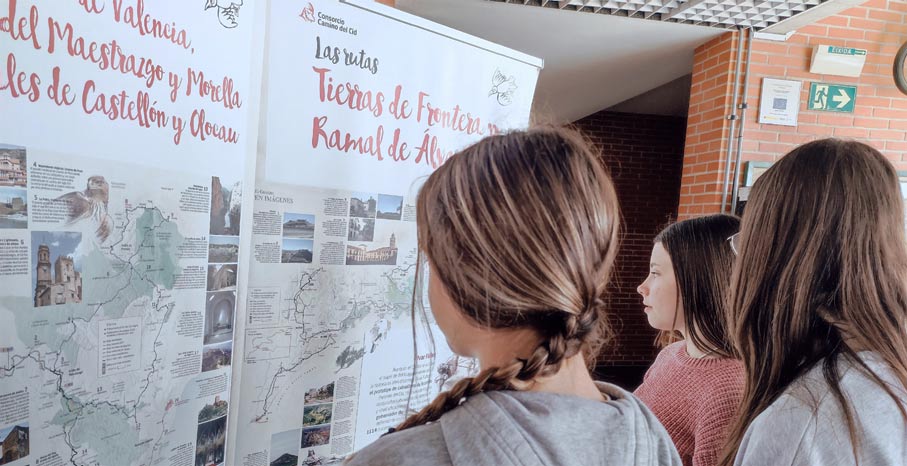 Alumnos del IES La Vall de Segó visitando la exposición del Camino del Cid