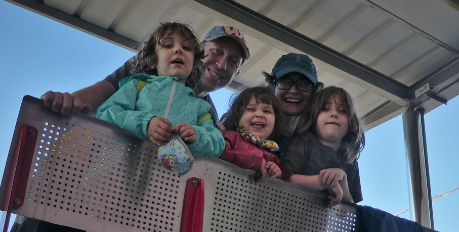 Iván y Cristina junto a las pequeñas Bea, Rocío y Noe