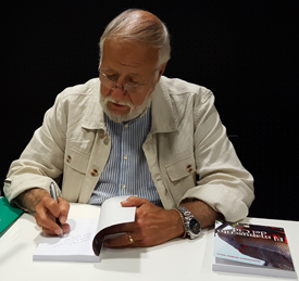 El autor de "El Manuscrito del Cid" firmando la novela