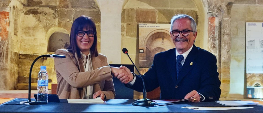 La diputada de Turismo de Teruel, Marta Sancho junto al presidente de la Real Asociación Española de Cronistas Oficiales, Juan Antonio Alonso Resalt