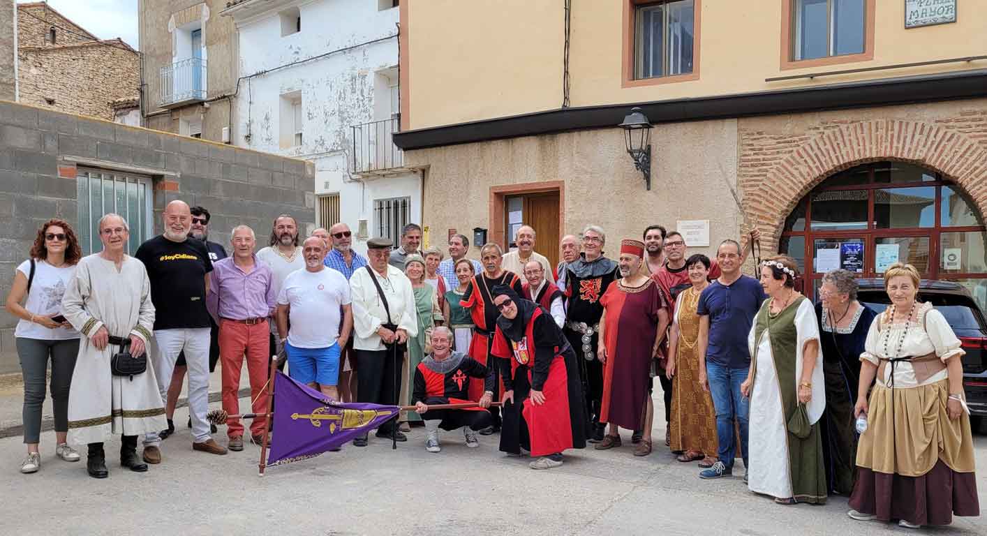 Foto de grupo antes de acceder al local de la asociación Mio Cid donde tuvo lugar el Encuentro