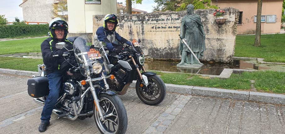 Dos de los participantes en el II Rally Mototurísico Camino del Cid en Vivar del Cid (Burgos)