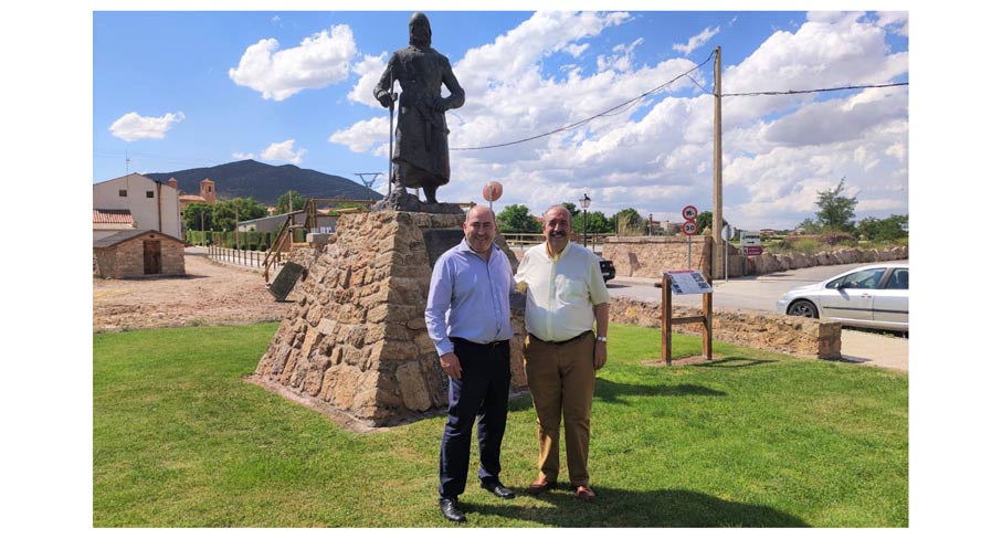 El presidente de la DPT Manuel Rando (dcha.) junto a José Manuel Lázaro, de la Asociación Cultural Mio Cid de El Poyo del Cid