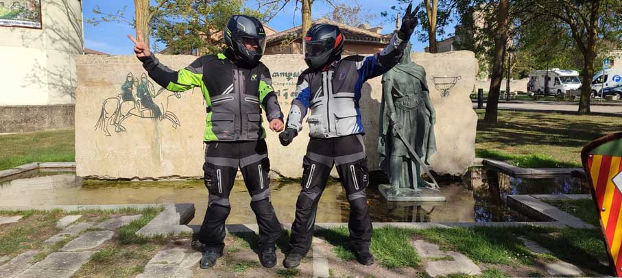 Dos de los participantes del Rally frente a la estatua del Campeador en Vivar del Cid (Burgos)