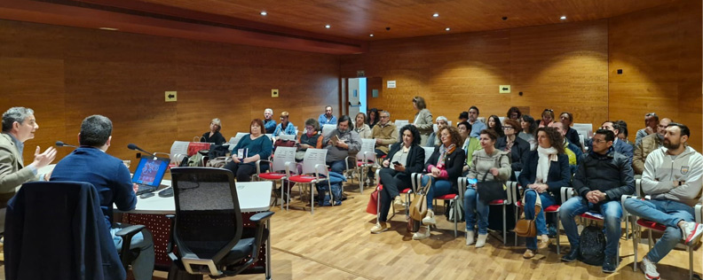 Asistentes a la reunión informativa de Sax (Alicante)