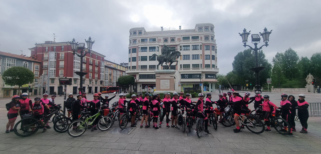 Las ciclistas de la asociación Princessbikes frente a la estatua del Cid en Burgos antes de iniciar su recorrido por el Camino del Cid