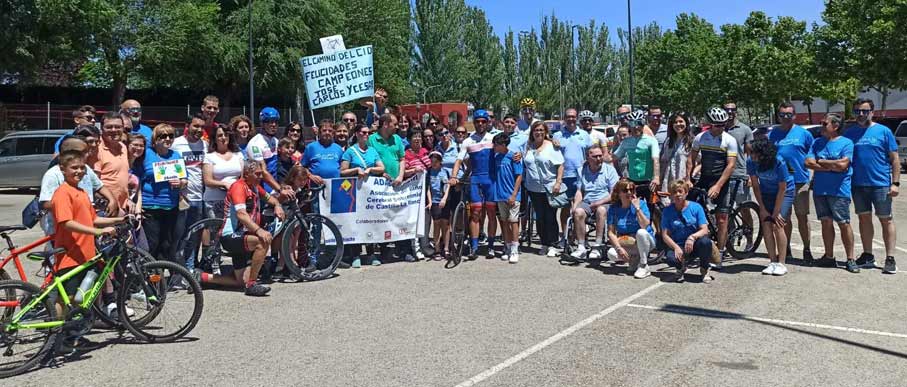 Participantes en el reto solidario por el Camino del Cid acompañados por familiares y amigos de ADACE CLM