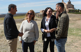 Un momento de la visita al rodaje de la serie El Cid en Almenar. De izda. a derecha Alberto Luque, gerente del Consorcio Camino del Cid, Cristina Fernández, directora de Comunicación de Zebra, Raquel Contreras, diputada de Bürgos y Enrique Rubio, diputado de Soria