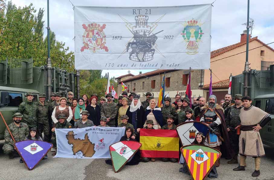 Miembros del RT 21 junto a integrantes de la Asociación Vivar, cuna del Cid, antes de poner rumbo al Camino del Cid