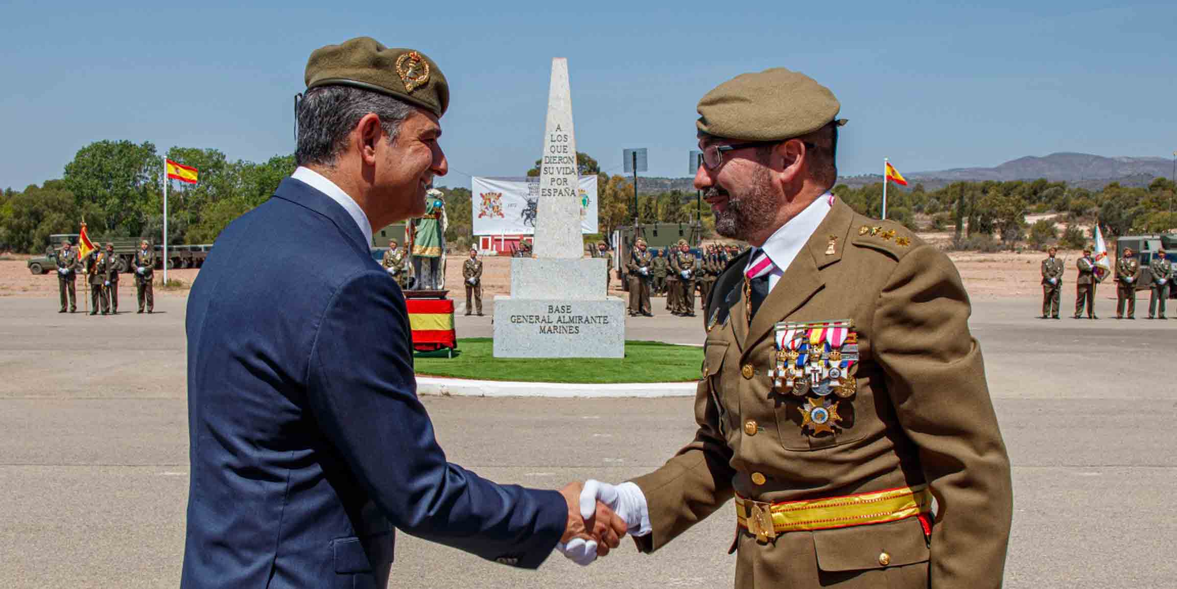 El director gerente del Consorcio Camino del Cid, Alberto Luque, junto al Jefe del Regimiento de Transmisiones 21, Coronel David Álvarez Lanzarote