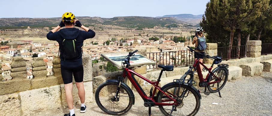 Los representantes de las Agencias de Viaje polacas en el Mirador de la Cruz de Mora de Rubielos, Teruel