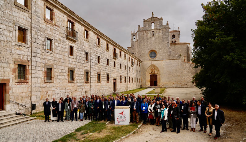 Hace 20 años se constituyó el Consorcio Camino del Cid en este mismo lugar. En la imagen asistentes al Consejo Rector extraordinario celebrado en el Monasterio de San Pedro de Cardeña