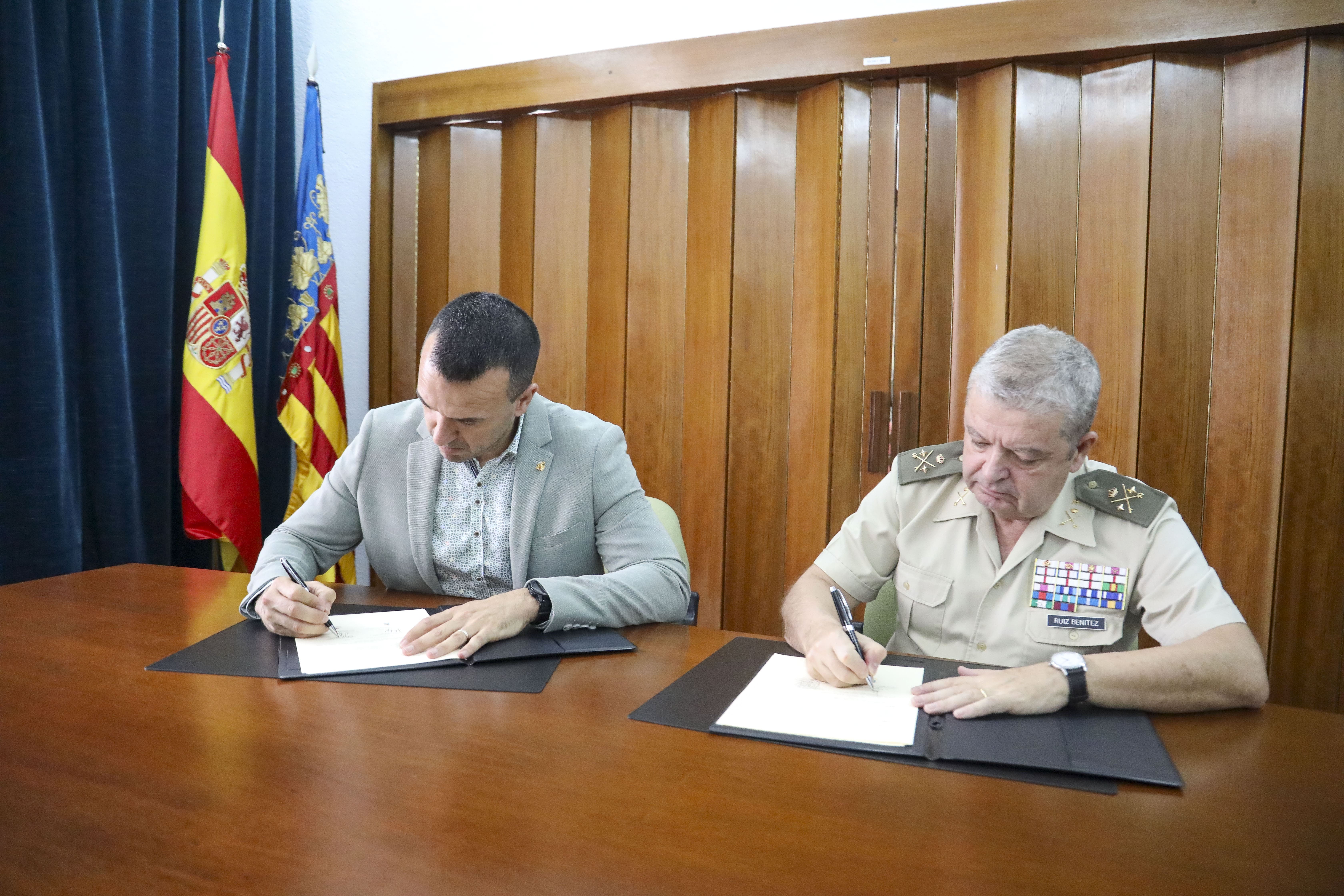 Vicent Mompó y Antonio Ruiz Benítez firman el acuerdo de colaboración entre Consorcio Camino del Cid y el Instituto de Historia y Cultura Militar