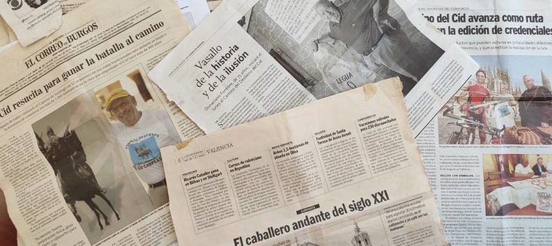 Algunos de los recortes de prensa que Donaciano custodia en su domicilio