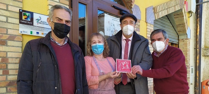 El presidente de la Diputacin de Teruel, Manuel Rando, sostiene el azulejo identificativo de los puntos de sellado del Camino del Cid. Le acompaan Asuncin Vicente, gerente del Hostal Las Grullas, el alcalde Ricardo Rodrguez y a la izquierda, el diputado de Planes Provinciales, Jos Luis Lpez