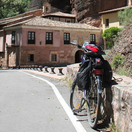 El cicloturismo por carretera es un medio magnfico para conocer el Camino del Cid / ALC.