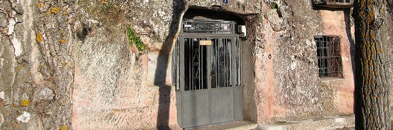 Entrada a la Casa de Piedra de Alcolea del Pinar (Guadalajara)