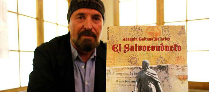 Joaqun Gaitano con su libro "El Salvoconducto"