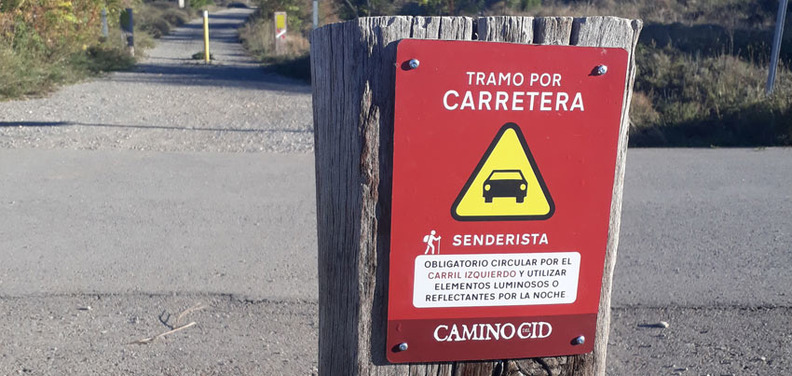 Cartel de advertencia para senderistas del Camino del Cid