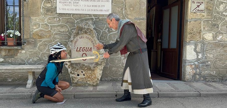 La periodista Ainara Hernando junto a Javier Alonso, presidente de la Asociacin Vivar, cuna del Cid, en la Legua Cero, inicio del Camino