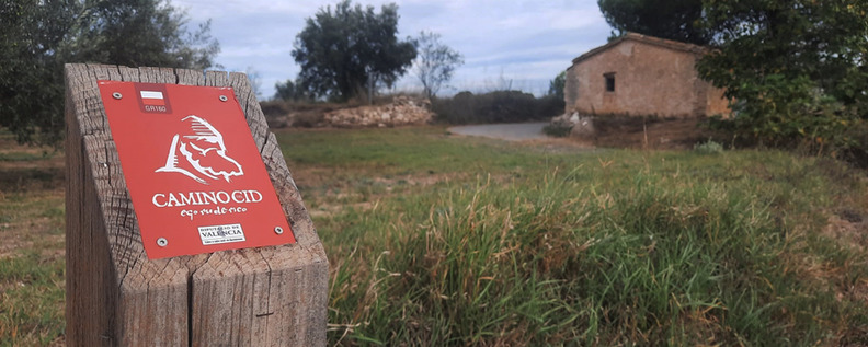 Nueva placa de una de las seales del Camino del Cid en Bufali (Valencia)