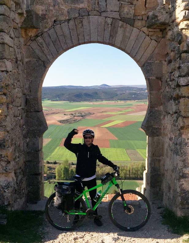 El escritor y periodista francs Marc Fernndez en la puerta califal de Gormaz (Soria)