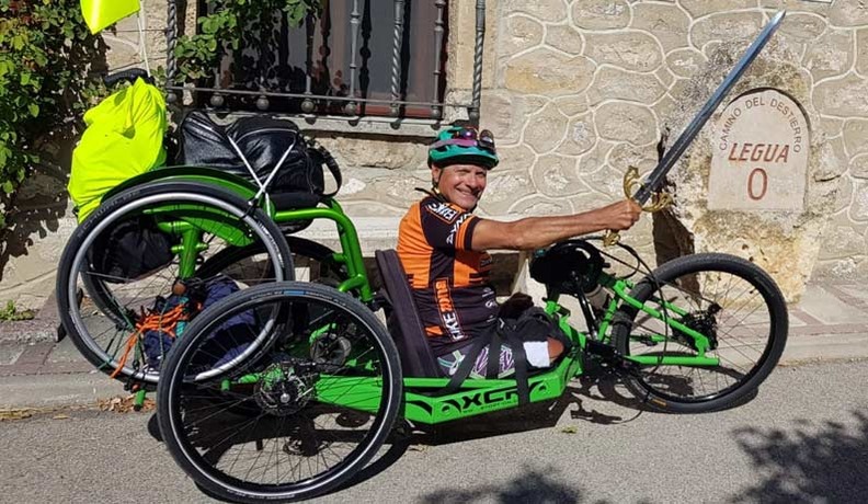 El deportista Iaki Castaeda en la Legua Cero, inicio del Camino del Cid (Vivar del Cid, Burgos)