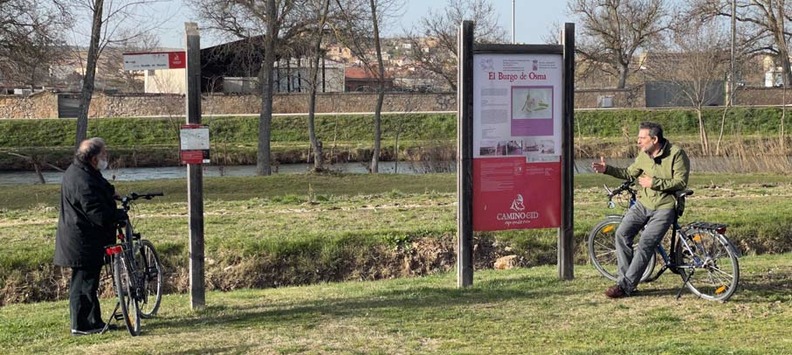 Hablando sobre cicloturismo en El Burgo de Osma (Soria). Foto: El Arcn