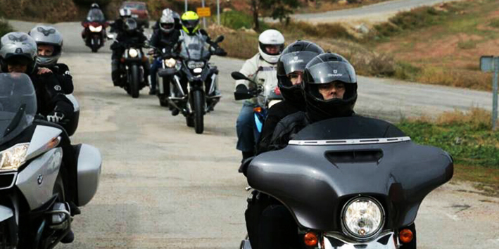 Una de las concentraciones del Motoclub Zona Roja por el Camino del Cid