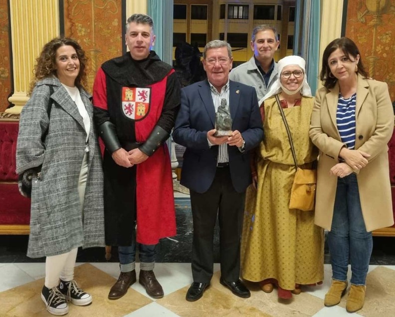 El presidente de la Diputacin de Burgos, Csar Rico, fue el encargado de recoger el premio "Campeador de Honor". En la imagen junto al vicealcalde de Burgos, Vicente Maran y miembros de la oficina tcnica del Consorcio Camino del Cid.