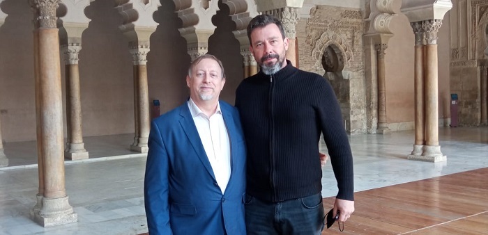 El catedrtico Alberto Montaner con el compositor Iazabo (dcha.) en el Palacio de la  Aljafera de Zaragoza