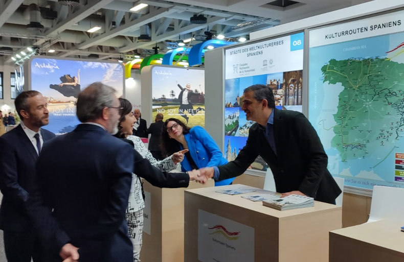 La Secretaria de Estado de Turismo Rosana Morillo visita el stand de Rutas Culturales de Espaa en Berln