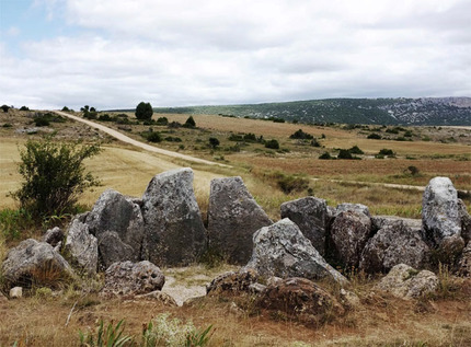 Dolmen en Cubillejo de Lara / Gontzal Largo